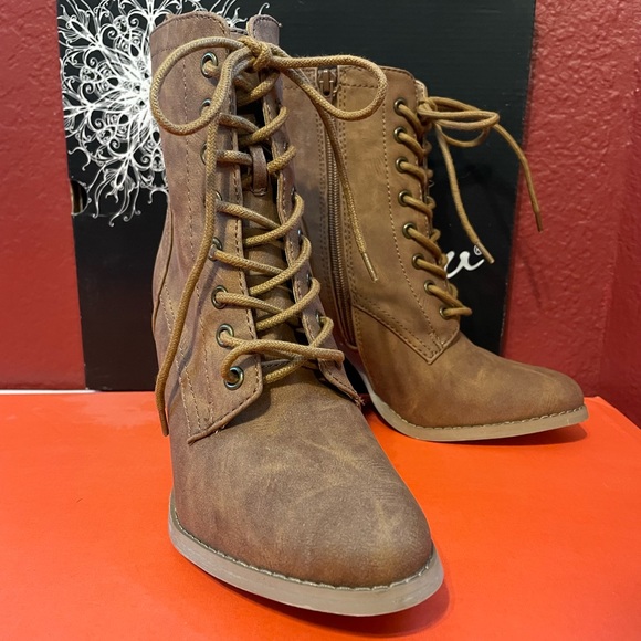Curfew Brand, size 8.5, 3.5 in. Tall Heel Boots. - Picture 5 of 13
